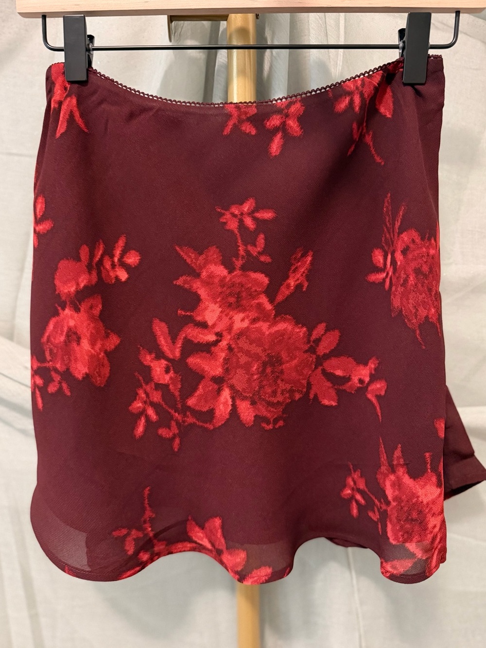 SERENETTE Elegant Red Floral Mini Skirt